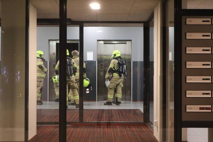 Hulpdiensten doen onderzoek naar mogelijke brand in appartementcomplex