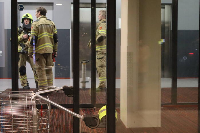 Hulpdiensten doen onderzoek naar mogelijke brand in appartementcomplex