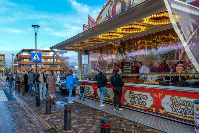 Drukte bij oliebollenkraam