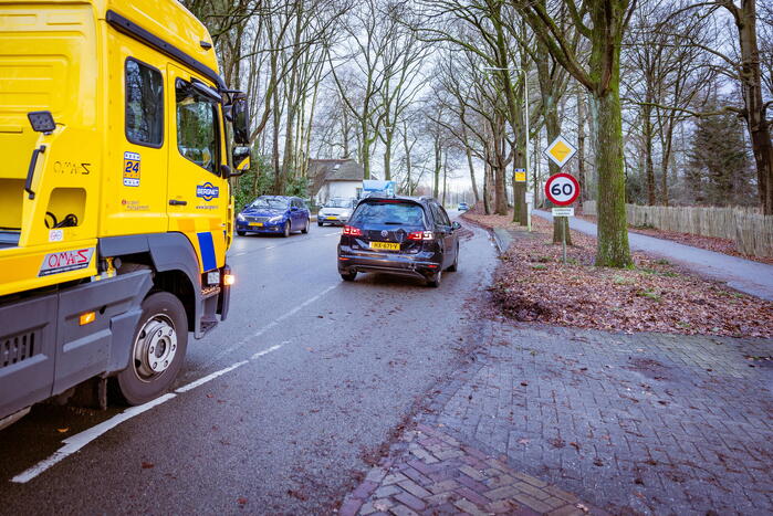 Twee auto's botsen op elkaar
