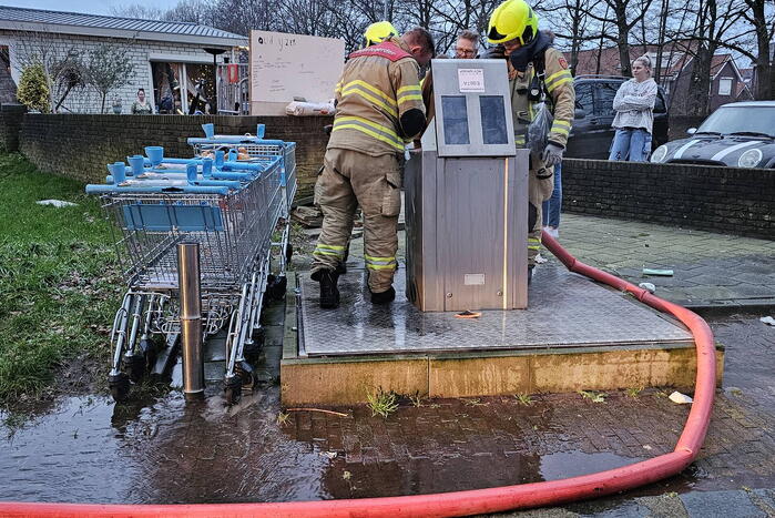 Brandweer blust ondergrondse container en wordt getrakteerd op oliebollen