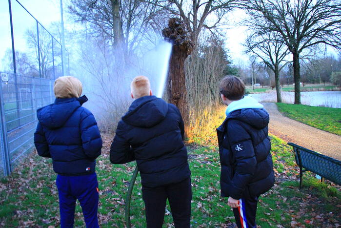 Jongeren helpen brandweer met blussen van buitenbrand