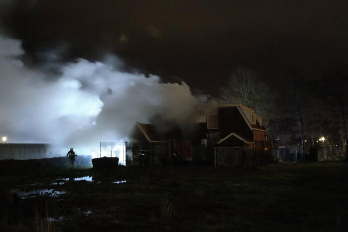 Sloopwoning volledig in brand