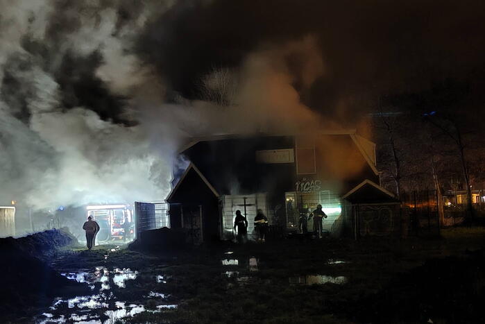 Sloopwoning volledig in brand