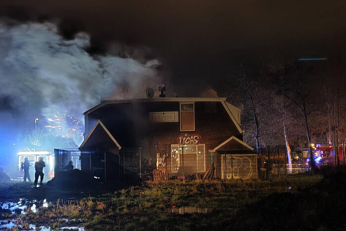 Sloopwoning volledig in brand