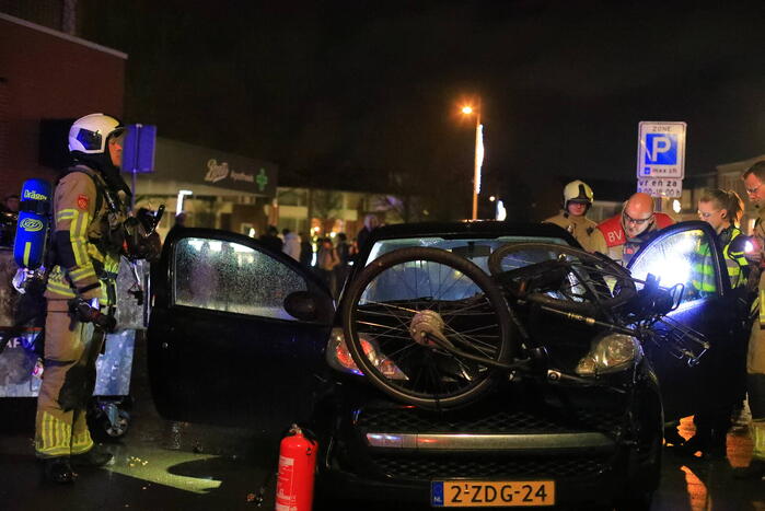 Auto en afvalbak in brand gestoken