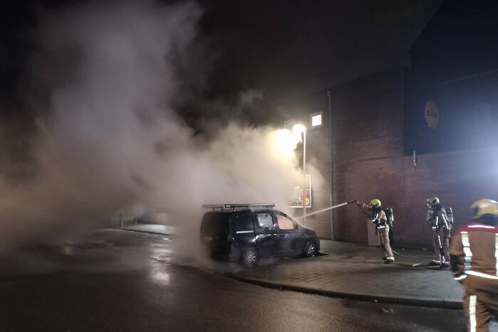 Geparkeerde bestelbus volledig uitgebrand