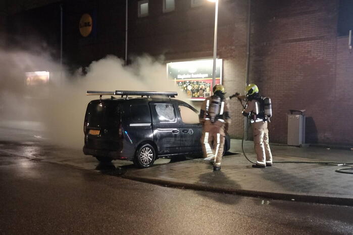 Geparkeerde bestelbus volledig uitgebrand