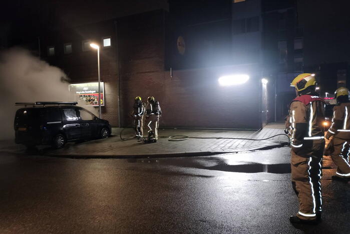 Geparkeerde bestelbus volledig uitgebrand