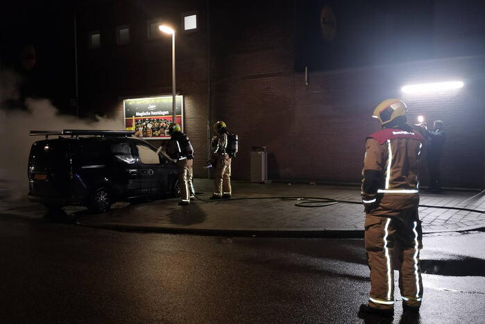 Geparkeerde bestelbus volledig uitgebrand