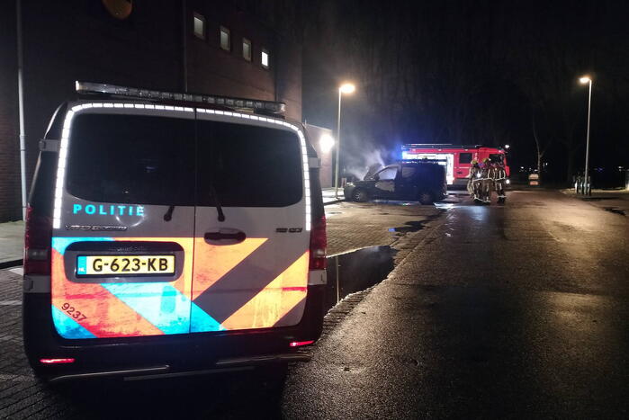 Geparkeerde bestelbus volledig uitgebrand