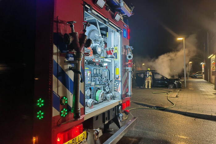 Geparkeerde bestelbus volledig uitgebrand