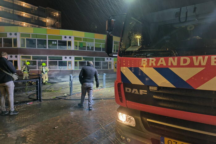 Rookontwikkeling bij felle brand op schoolplein