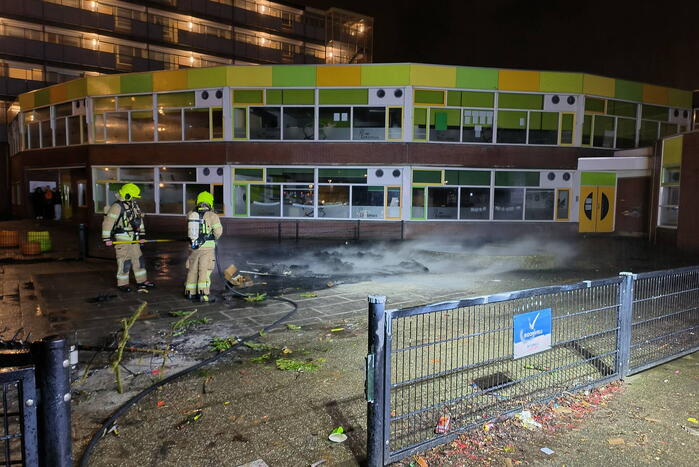 Rookontwikkeling bij felle brand op schoolplein