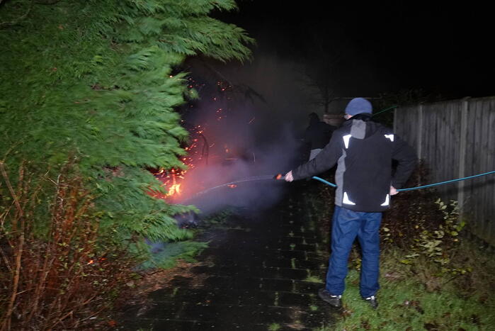 Felle brand in coniferenhaag