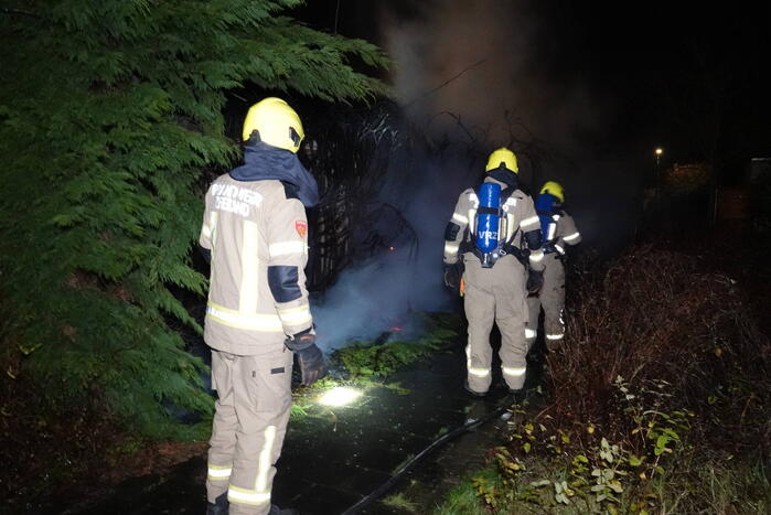 Felle brand in coniferenhaag