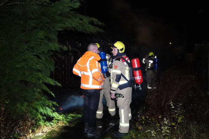 Felle brand in coniferenhaag