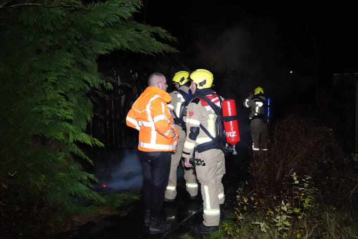 Felle brand in coniferenhaag