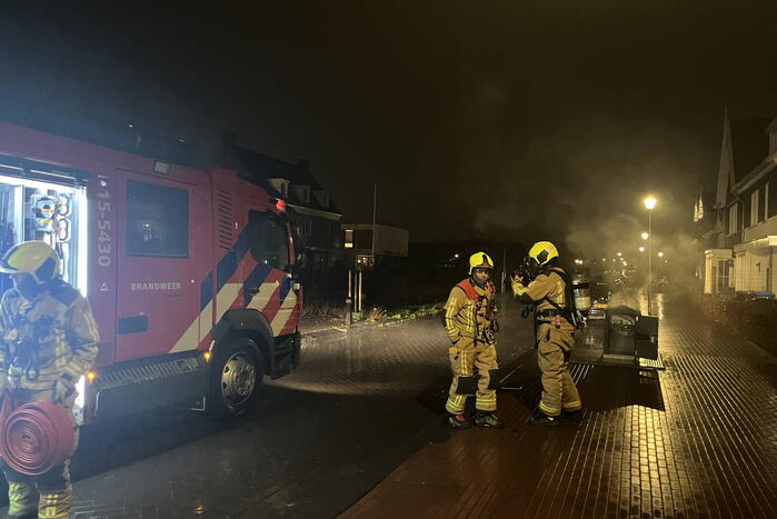 Brandweer blust brandende container
