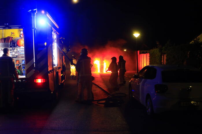Koelkast in brand gestoken tegen zeecontainer aan