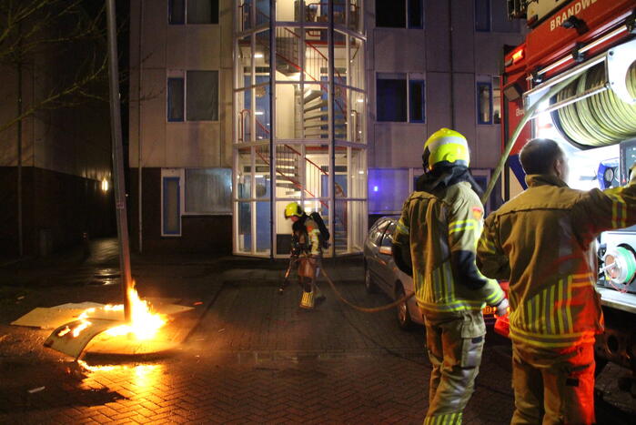 Stapel hout in brand gestoken