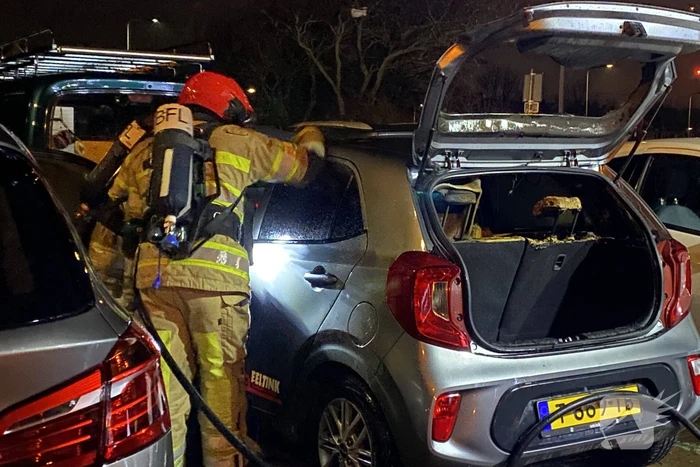 Felle brand in geparkeerde auto