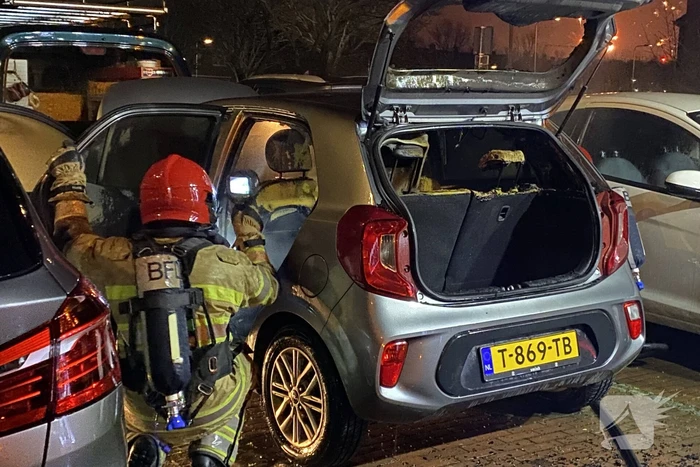 Felle brand in geparkeerde auto