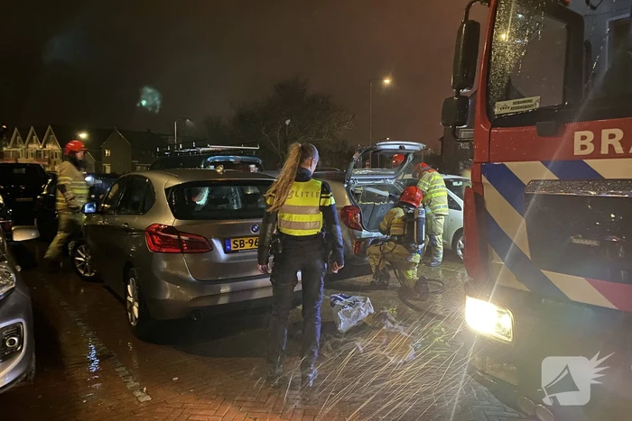 Felle brand in geparkeerde auto