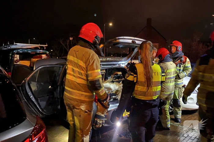 Felle brand in geparkeerde auto
