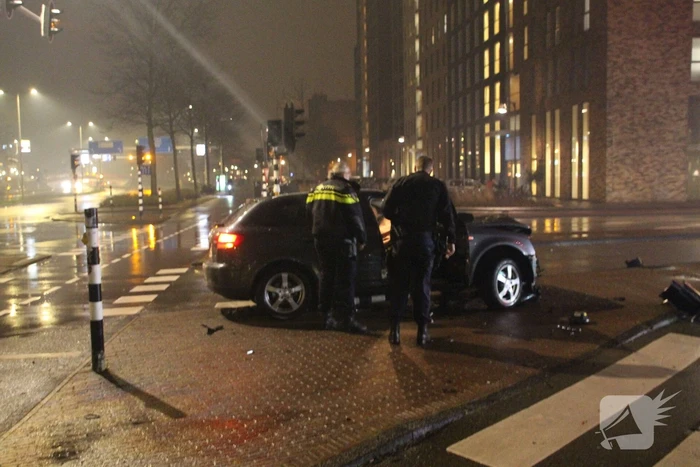 Automobilist klapt boven op paal