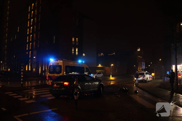 Automobilist klapt boven op paal