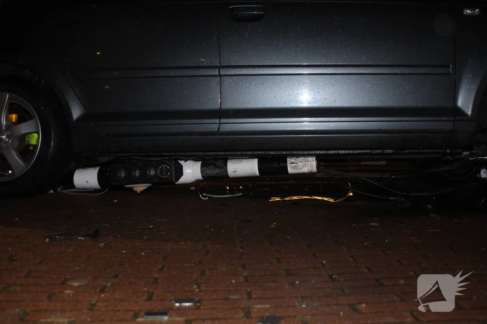 Automobilist klapt boven op paal