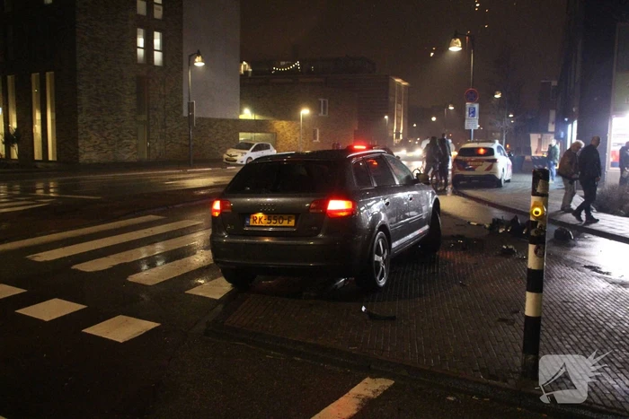 Automobilist klapt boven op paal