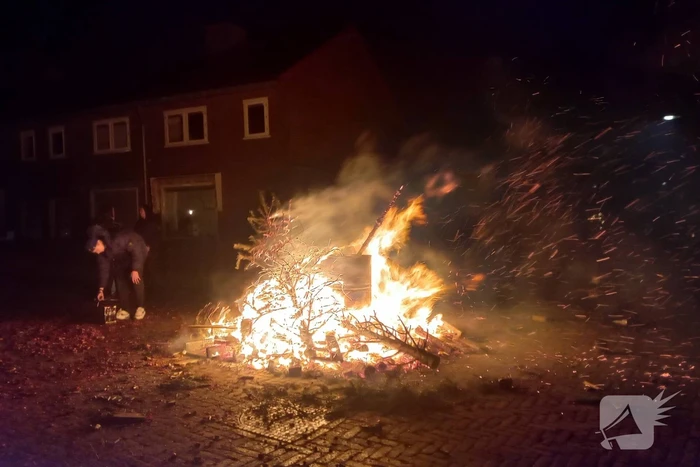 Brandweer blust flink vreugde vuur