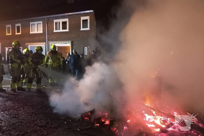 Brandweer blust flink vreugde vuur