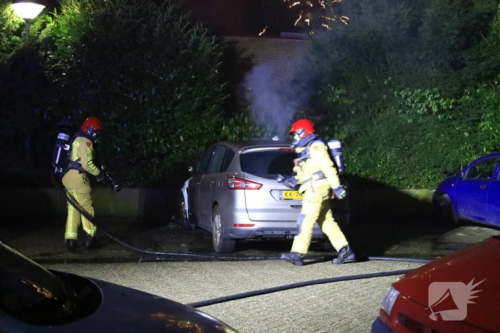 Poging tot in brand steken van vier voertuigen