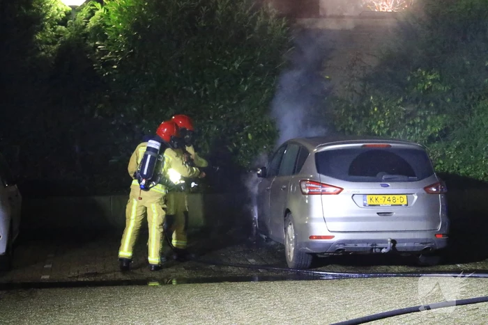 Poging tot in brand steken van vier voertuigen