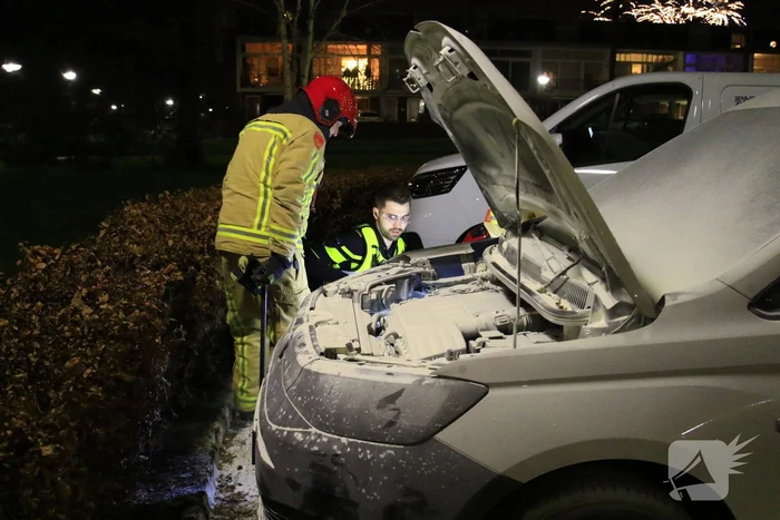Poging tot in brand steken van vier voertuigen