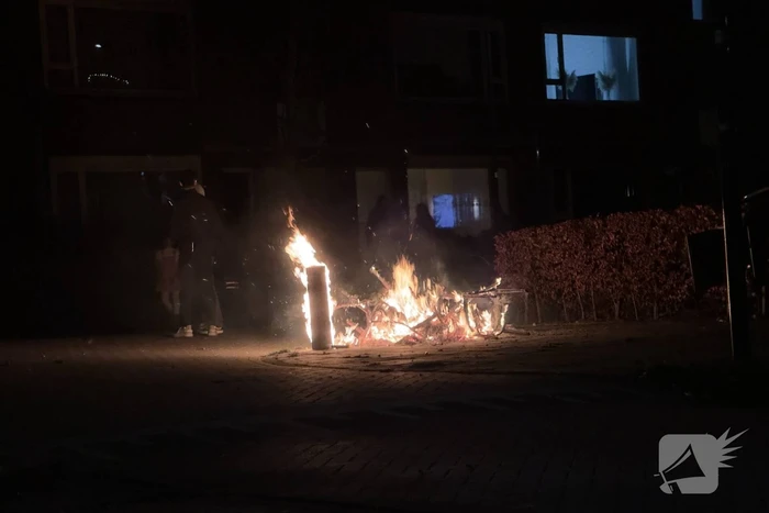 Straatmeubilair en heg vatten vlam