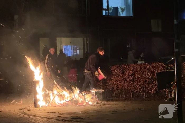 Straatmeubilair en heg vatten vlam