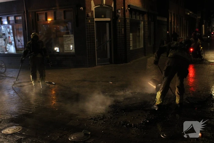 Afval op straat in brand gestoken