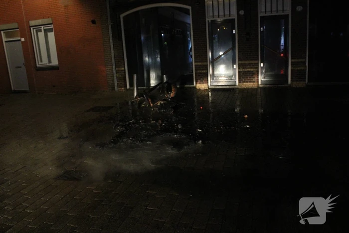 Afval op straat in brand gestoken