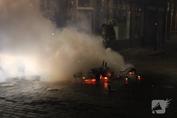 Afval op straat in brand gestoken