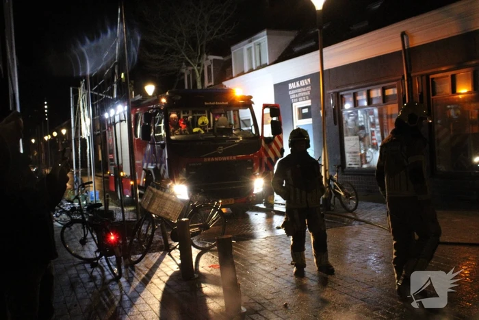 Afval op straat in brand gestoken