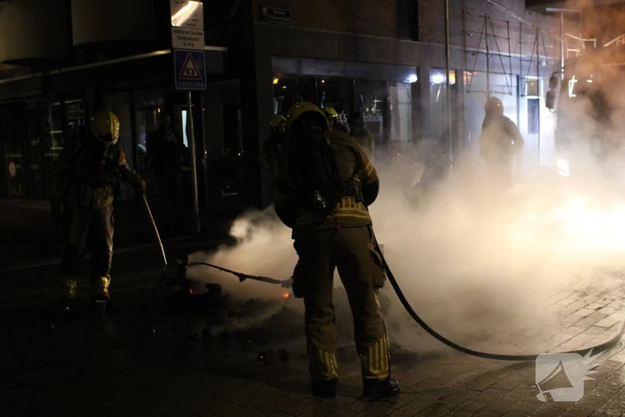 Afval op straat in brand gestoken