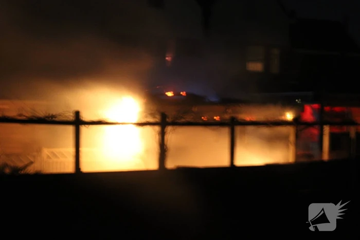Schuur en overkapping verwoest door brand
