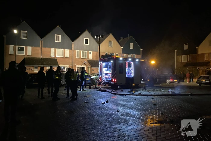 Schuur en overkapping verwoest door brand