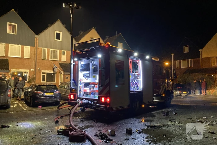 Schuur en overkapping verwoest door brand