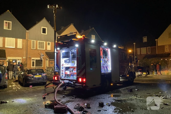 Schuur en overkapping verwoest door brand