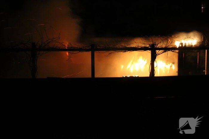 Schuur en overkapping verwoest door brand